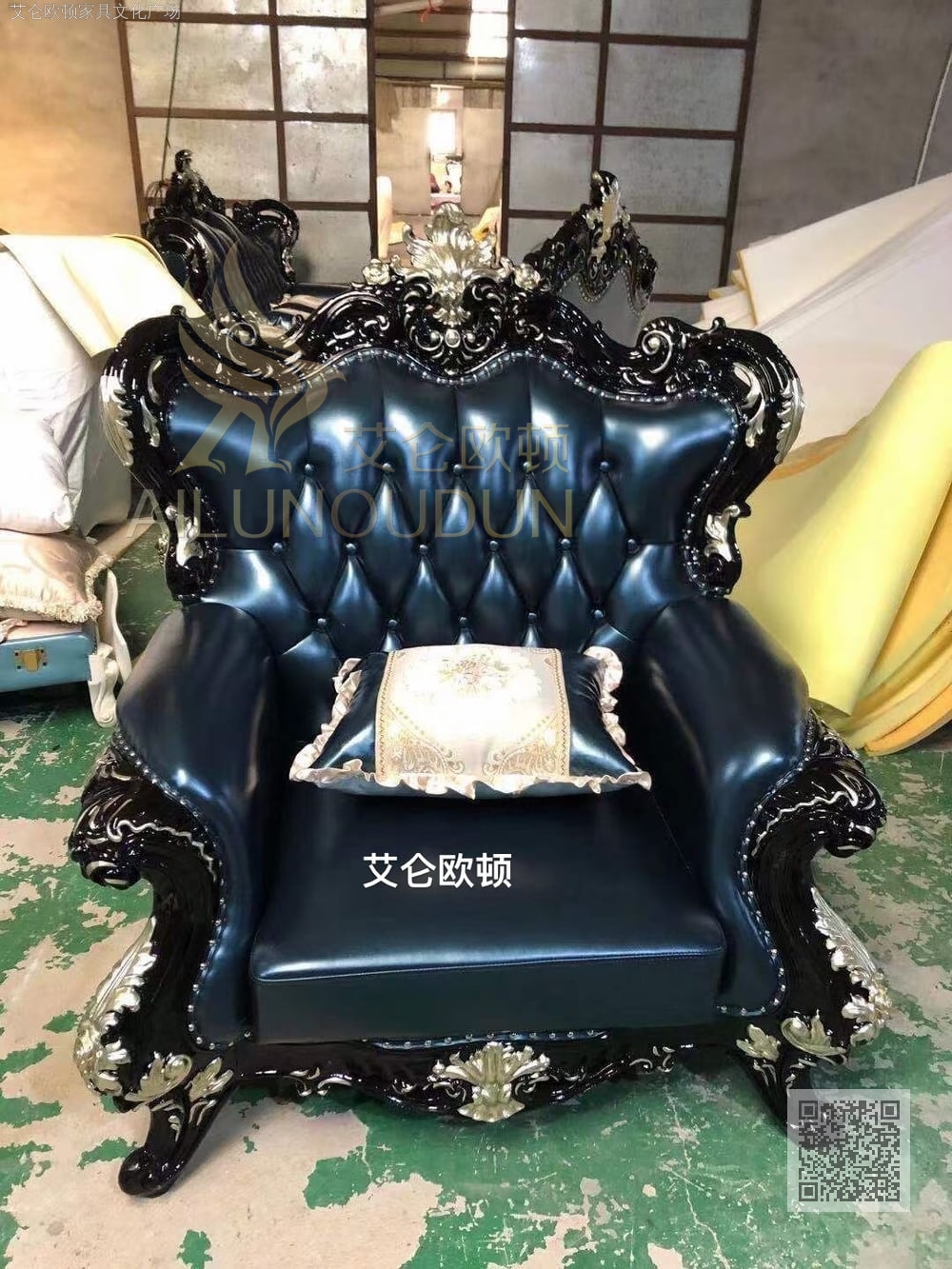 小扶手雕刻黑檀色描金孔雀蓝牛皮