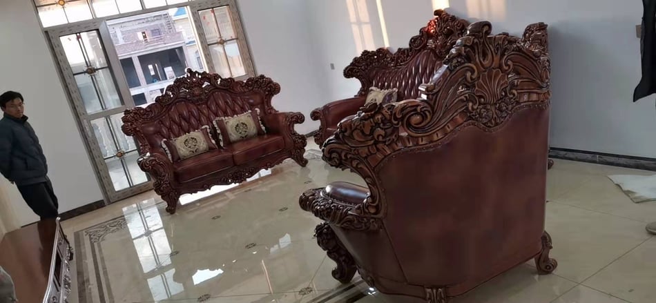 云南昭通昭阳区 欧式红棕雕花真皮沙发组合入户实拍