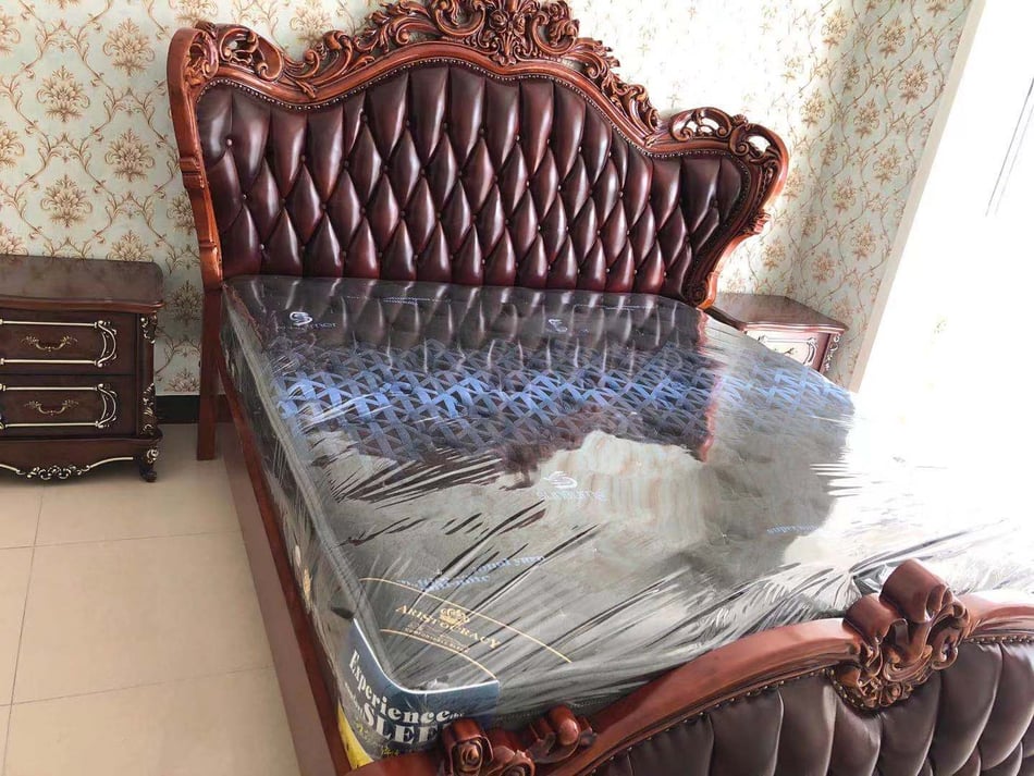 廊坊 欧式红棕雕花皮床卧室效果