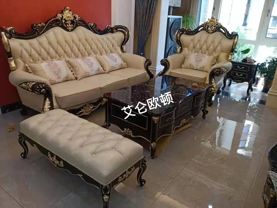 河北承德滦平中城明郡小区 欧式米白皮黑描金雕花沙发大理石茶几入户实拍
