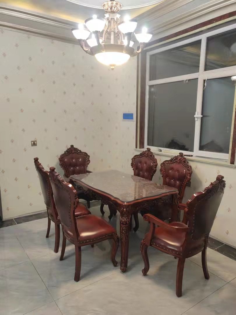 辽宁凌源 欧式红棕皮餐椅大理石餐桌入户实拍